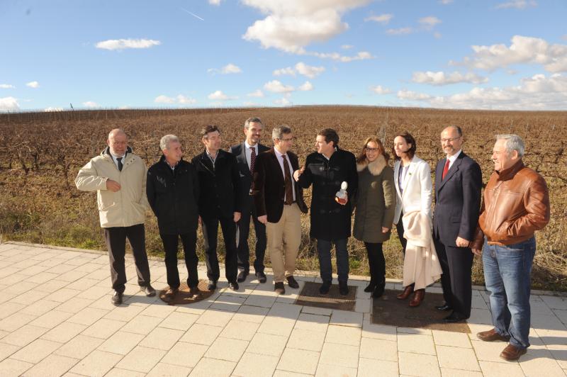Albert Rivera visita las obras del nuevo almacén logístico y embotelladora de Cuatro Rayas