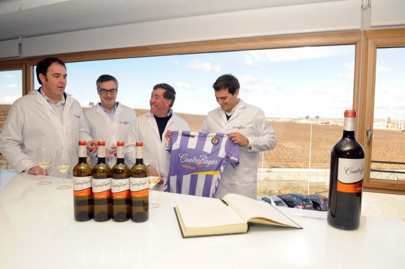 Albert Rivera visita las obras del nuevo almacén logístico y embotelladora de Cuatro Rayas