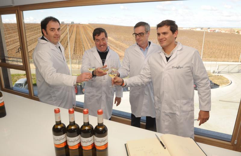 Albert Rivera visita las obras del nuevo almacén logístico y embotelladora de Cuatro Rayas