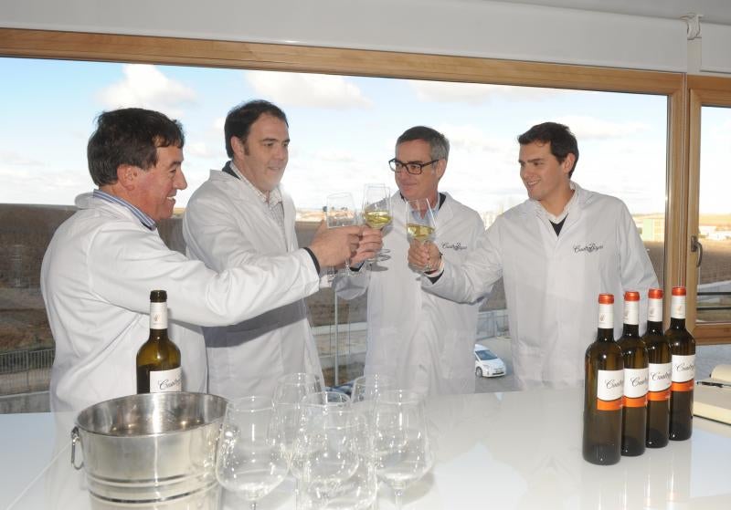 Albert Rivera visita las obras del nuevo almacén logístico y embotelladora de Cuatro Rayas