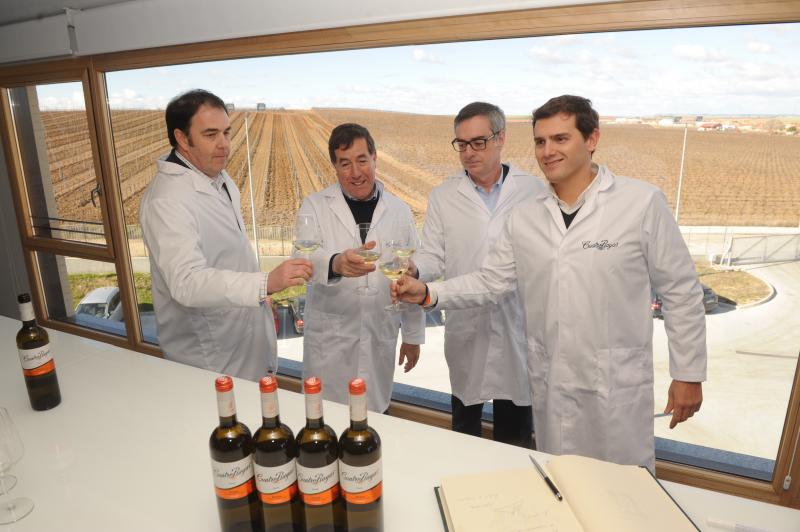 Albert Rivera visita las obras del nuevo almacén logístico y embotelladora de Cuatro Rayas
