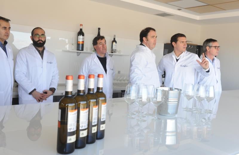 Albert Rivera visita las obras del nuevo almacén logístico y embotelladora de Cuatro Rayas
