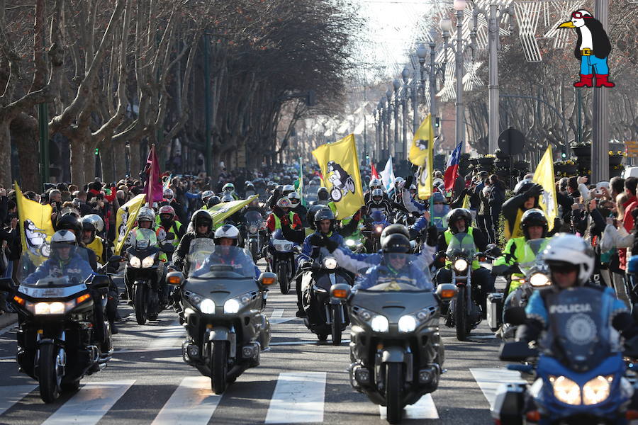 Ambiente en el desfile de banderas de Pingüinos en Valladolid (Fotos 1)