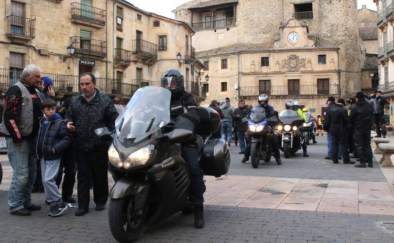 Los moteros de La Leyenda Continúa inundan con sus motos Sepúlveda (Segovia)