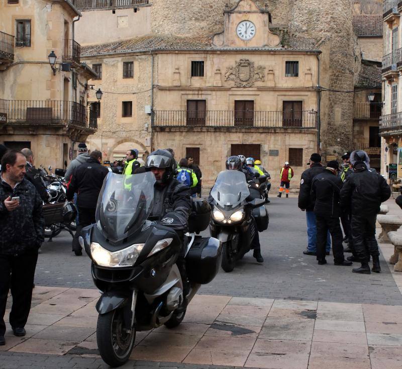 Los moteros de La Leyenda Continúa inundan con sus motos Sepúlveda (Segovia)