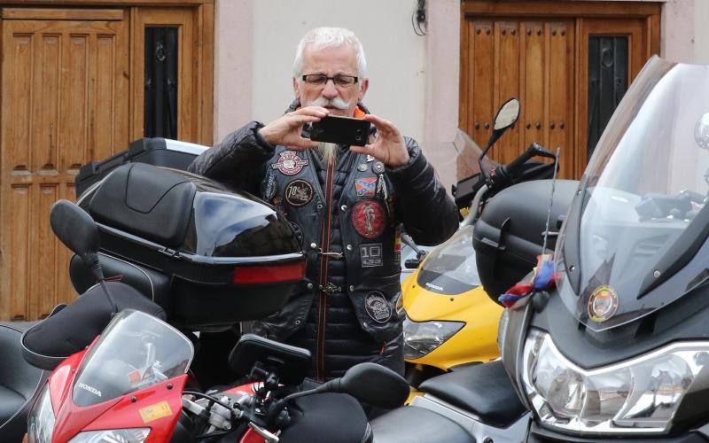 Los moteros de La Leyenda Continúa inundan con sus motos Sepúlveda (Segovia)