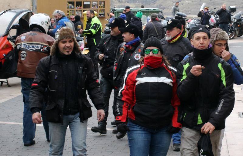 Los moteros de La Leyenda Continúa inundan con sus motos Sepúlveda (Segovia)