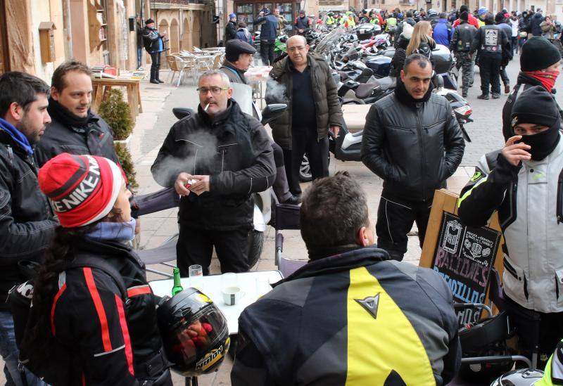 Los moteros de La Leyenda Continúa inundan con sus motos Sepúlveda (Segovia)