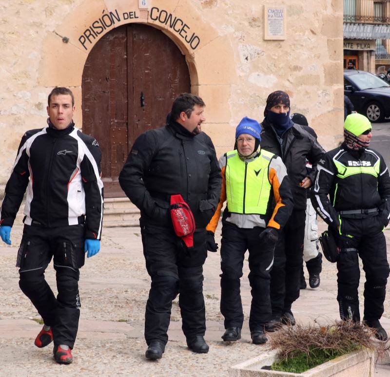 Los moteros de La Leyenda Continúa inundan con sus motos Sepúlveda (Segovia)