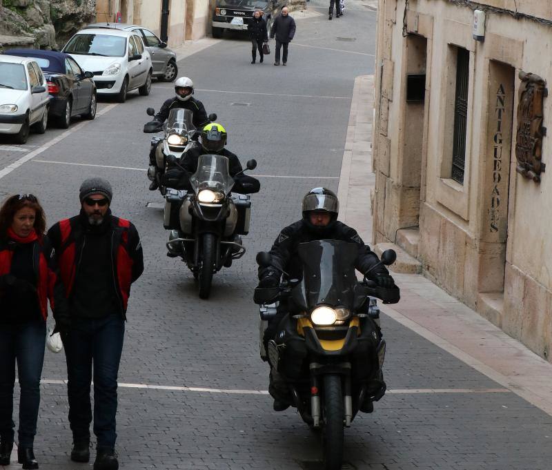 Los moteros de La Leyenda Continúa inundan con sus motos Sepúlveda (Segovia)