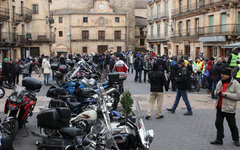 Los moteros de La Leyenda Continúa inundan con sus motos Sepúlveda (Segovia)