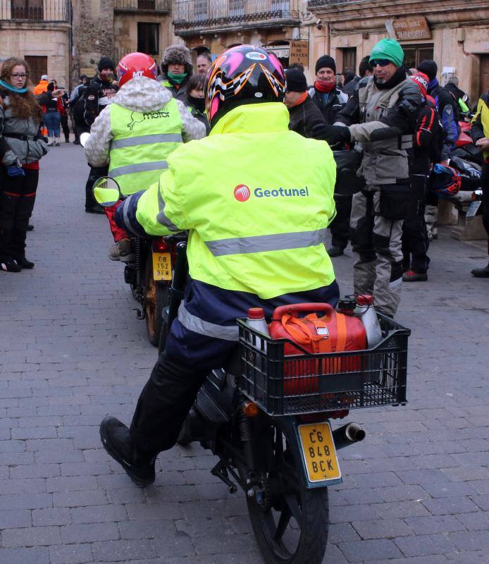 Los moteros de La Leyenda Continúa inundan con sus motos Sepúlveda (Segovia)
