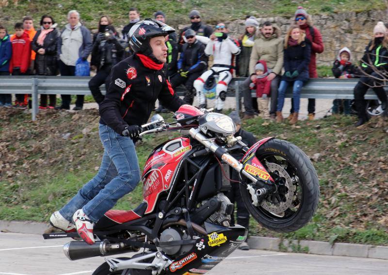Los moteros de La Leyenda Continúa inundan con sus motos Sepúlveda (Segovia)