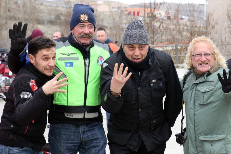Los moteros de La Leyenda Continúa inundan con sus motos Sepúlveda (Segovia)
