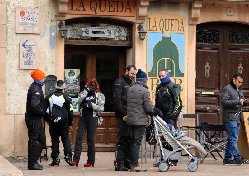 Los moteros de La Leyenda Continúa inundan con sus motos Sepúlveda (Segovia)