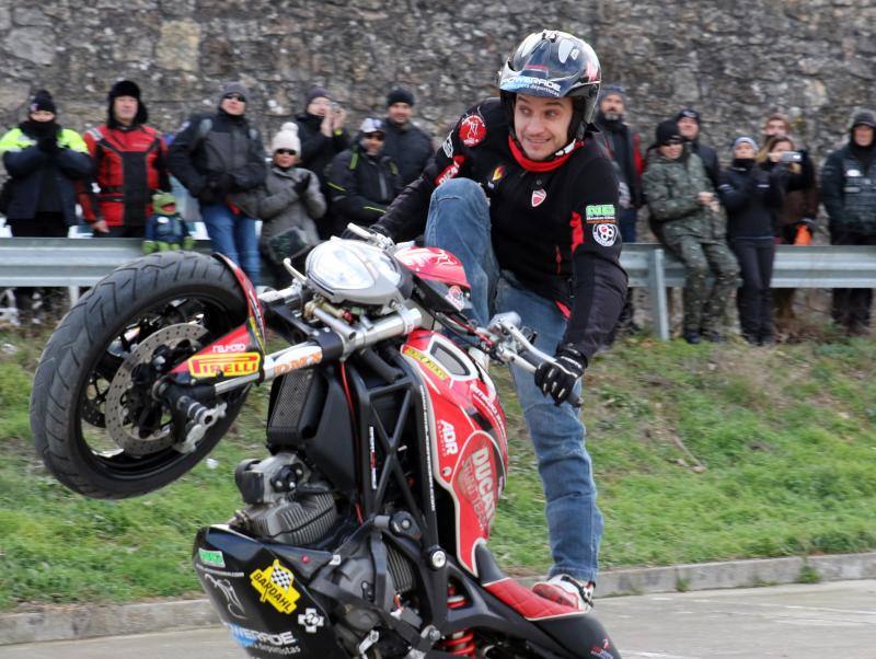 Los moteros de La Leyenda Continúa inundan con sus motos Sepúlveda (Segovia)