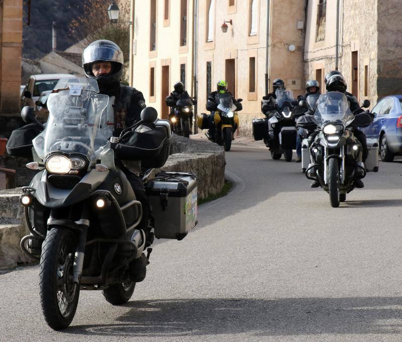 Los moteros de La Leyenda Continúa inundan con sus motos Sepúlveda (Segovia)