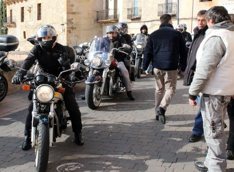 Los moteros de La Leyenda Continúa inundan con sus motos Sepúlveda (Segovia)