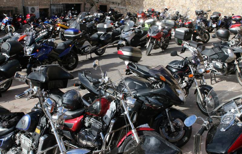 Los moteros de La Leyenda Continúa inundan con sus motos Sepúlveda (Segovia)