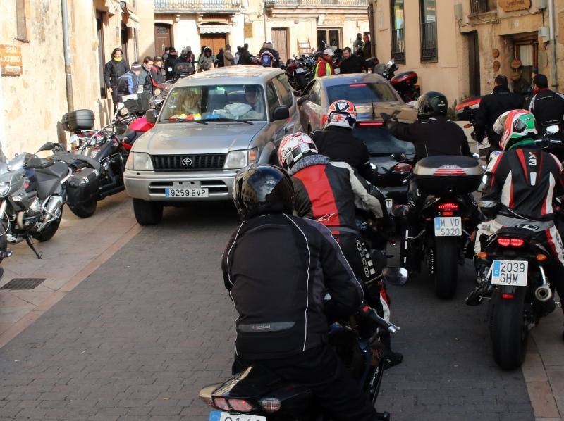 Los moteros de La Leyenda Continúa inundan con sus motos Sepúlveda (Segovia)