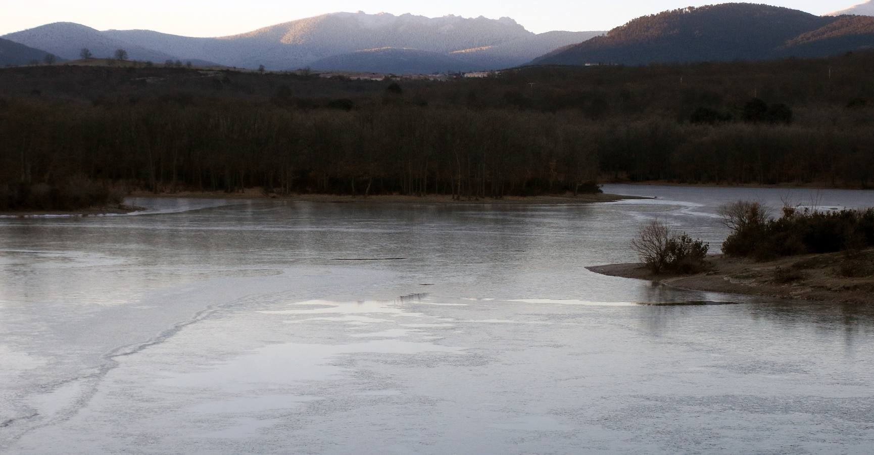 Las bajas temperaturas cubren de hielo el embalse del Pontón Alto de Segovia