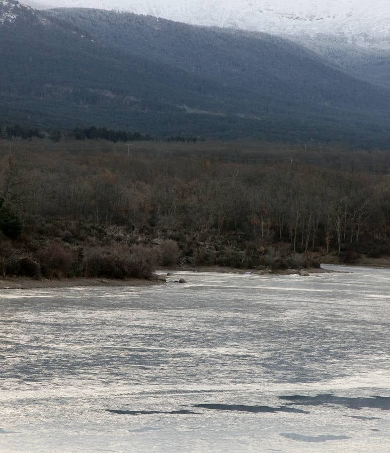 Las bajas temperaturas cubren de hielo el embalse del Pontón Alto de Segovia