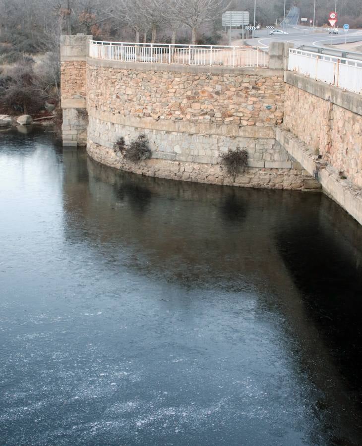 Las bajas temperaturas cubren de hielo el embalse del Pontón Alto de Segovia