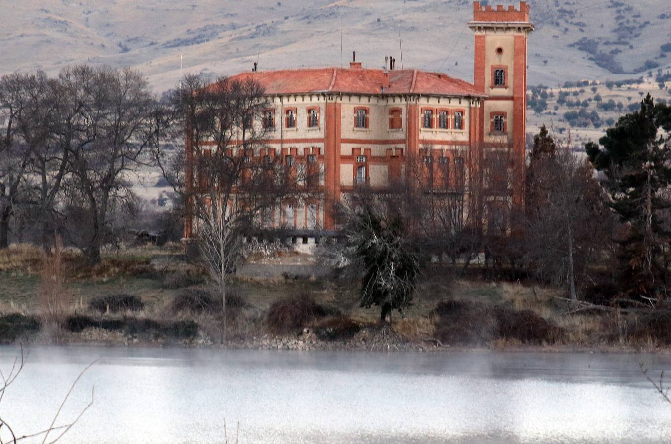 Las bajas temperaturas cubren de hielo el embalse del Pontón Alto de Segovia