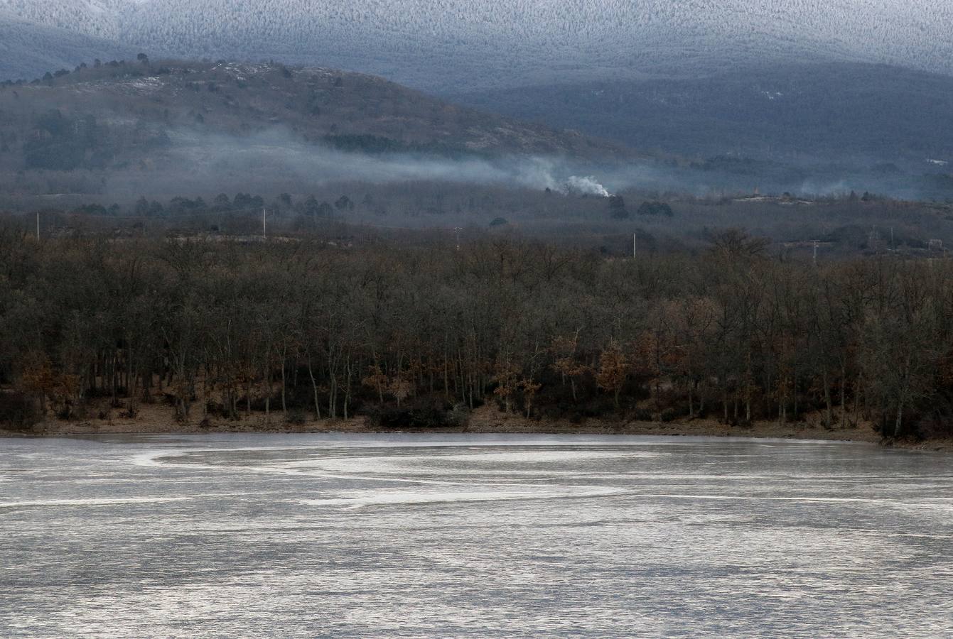 Las bajas temperaturas cubren de hielo el embalse del Pontón Alto de Segovia