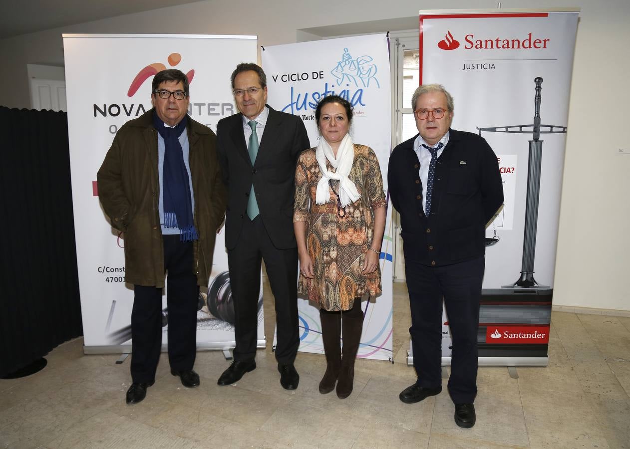 El abogado Bernardo Velasco, con el fiscal del Tribunal Supremo Manuel Martín Granizo y los letrados Esther y Evaristo Urraca.