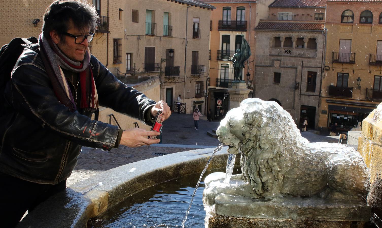 El frío hace tiritar a los segovianos