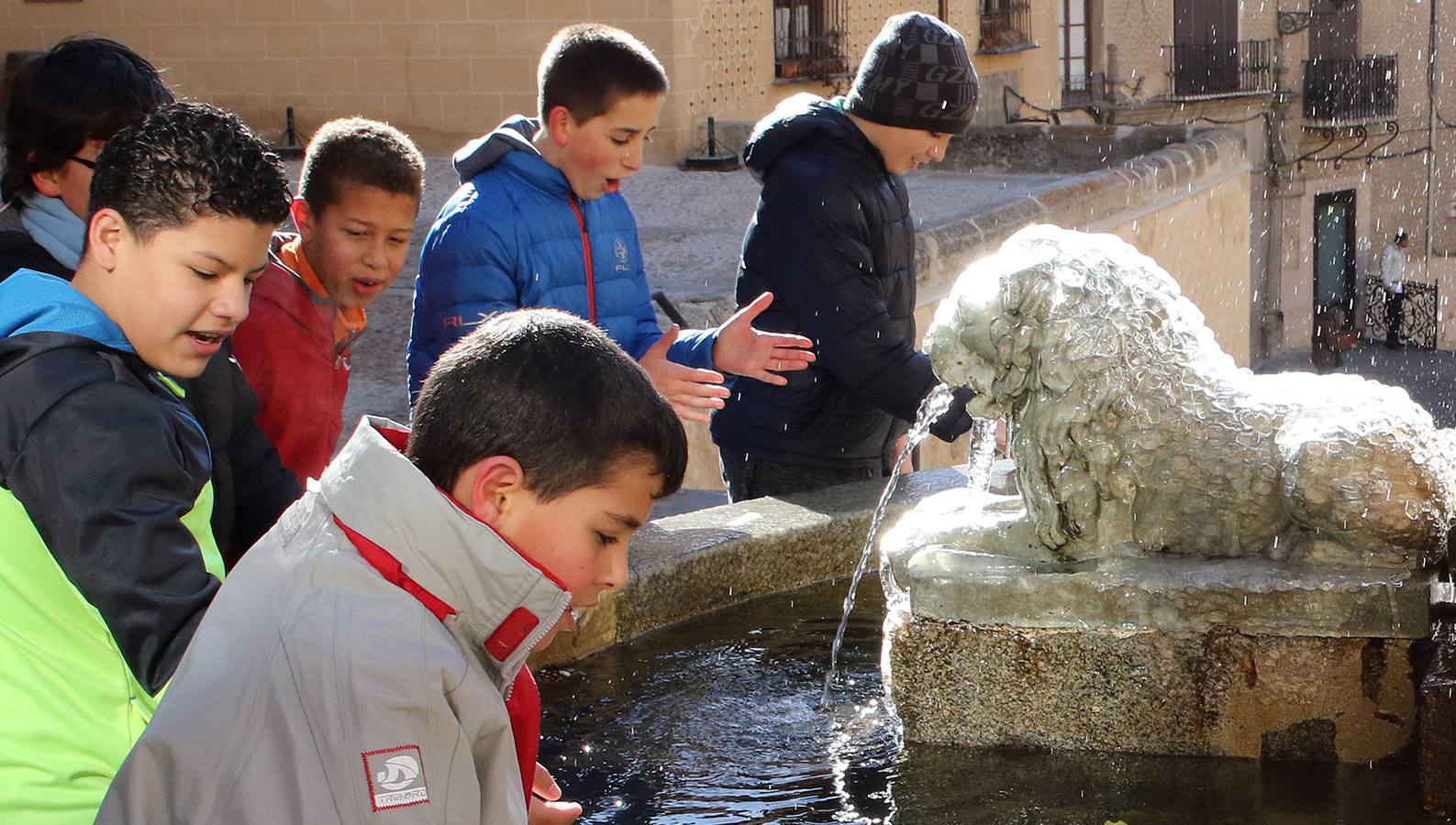 El frío hace tiritar a los segovianos