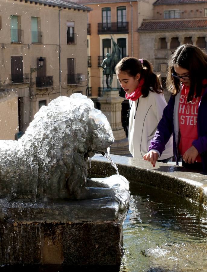 El frío hace tiritar a los segovianos