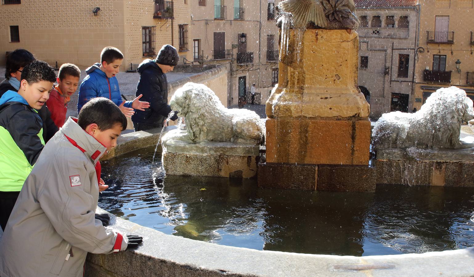 El frío hace tiritar a los segovianos