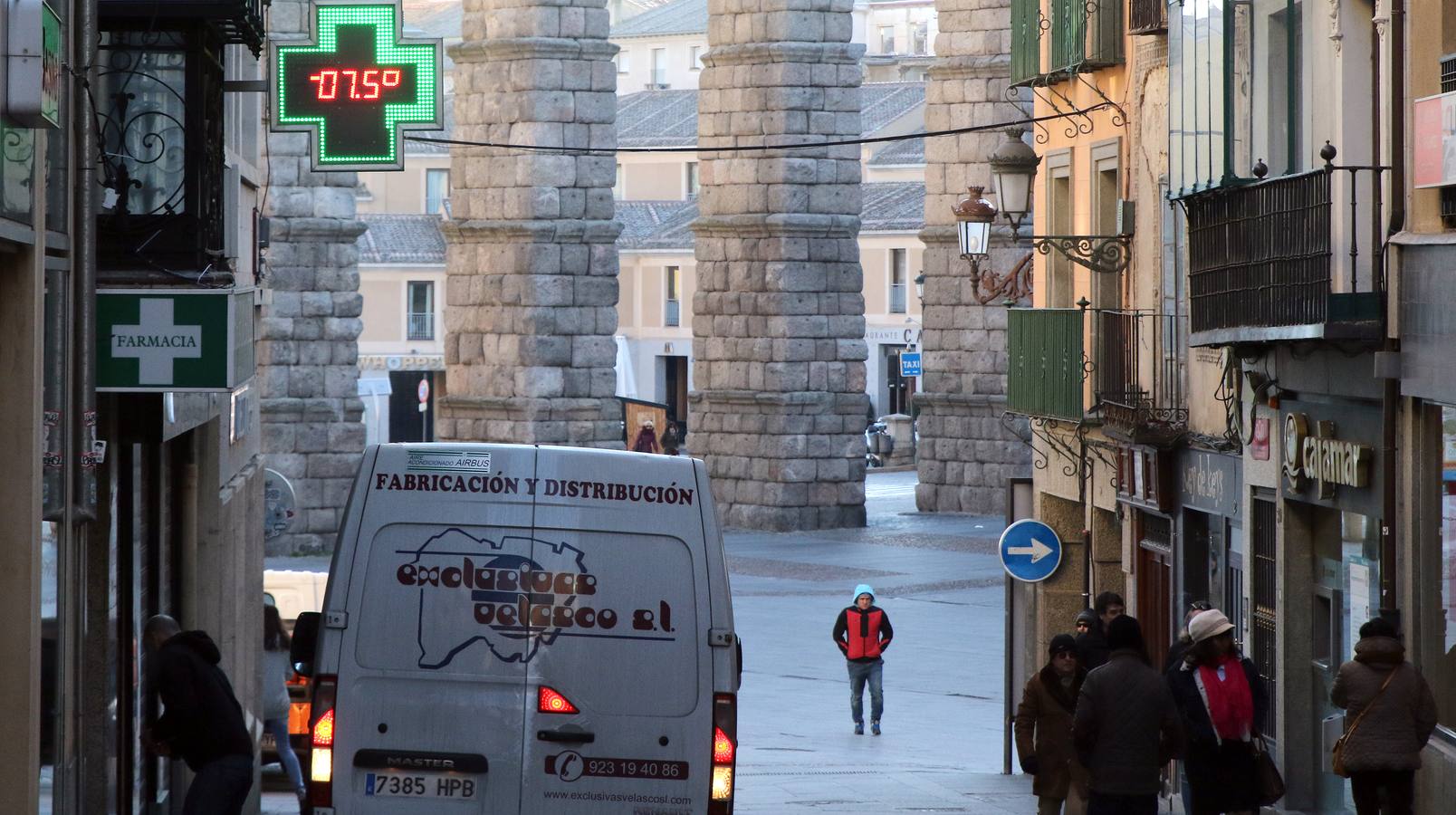 El frío hace tiritar a los segovianos