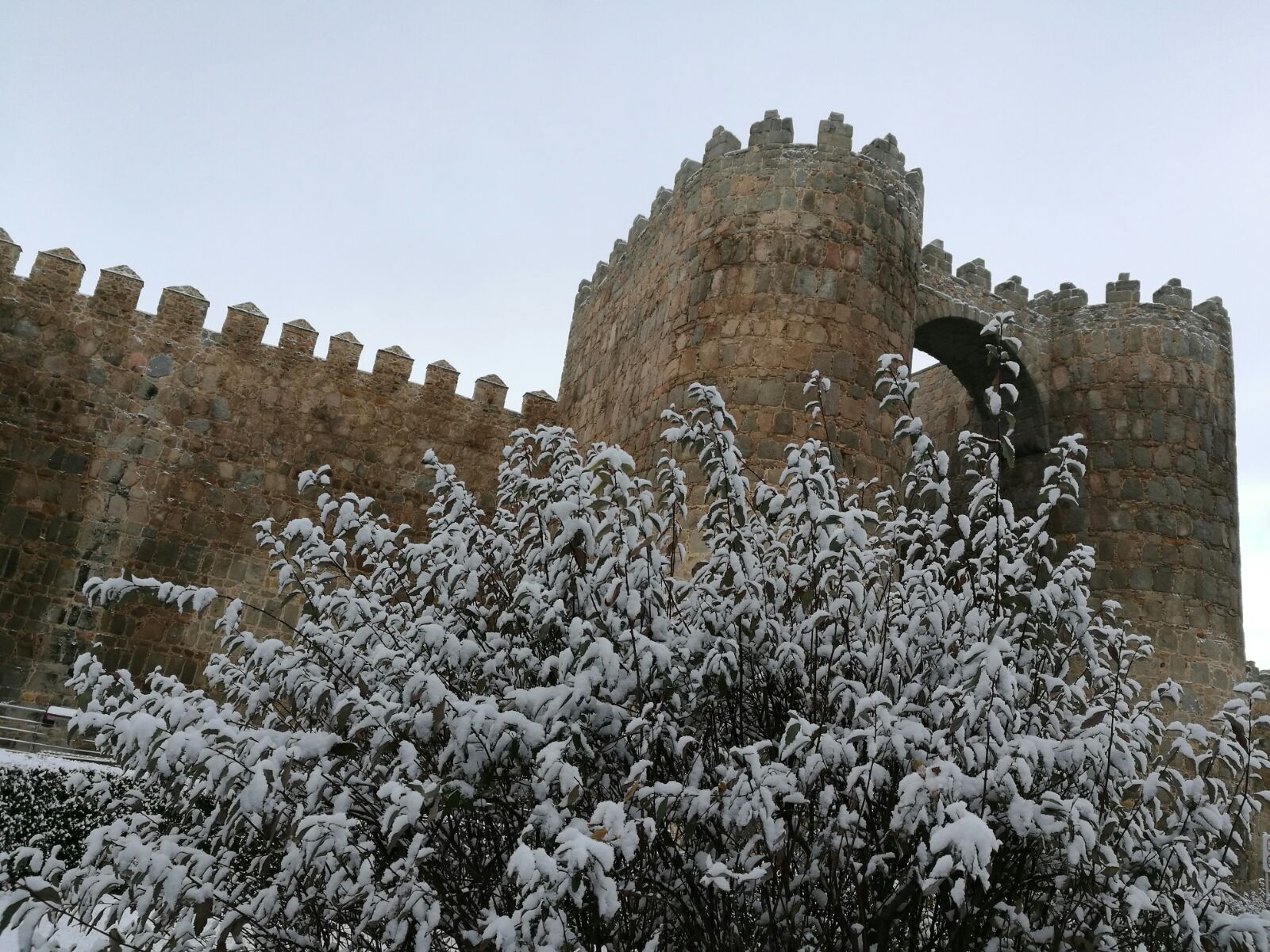 La capital abulense amaneció hoy cubierta de nieve.