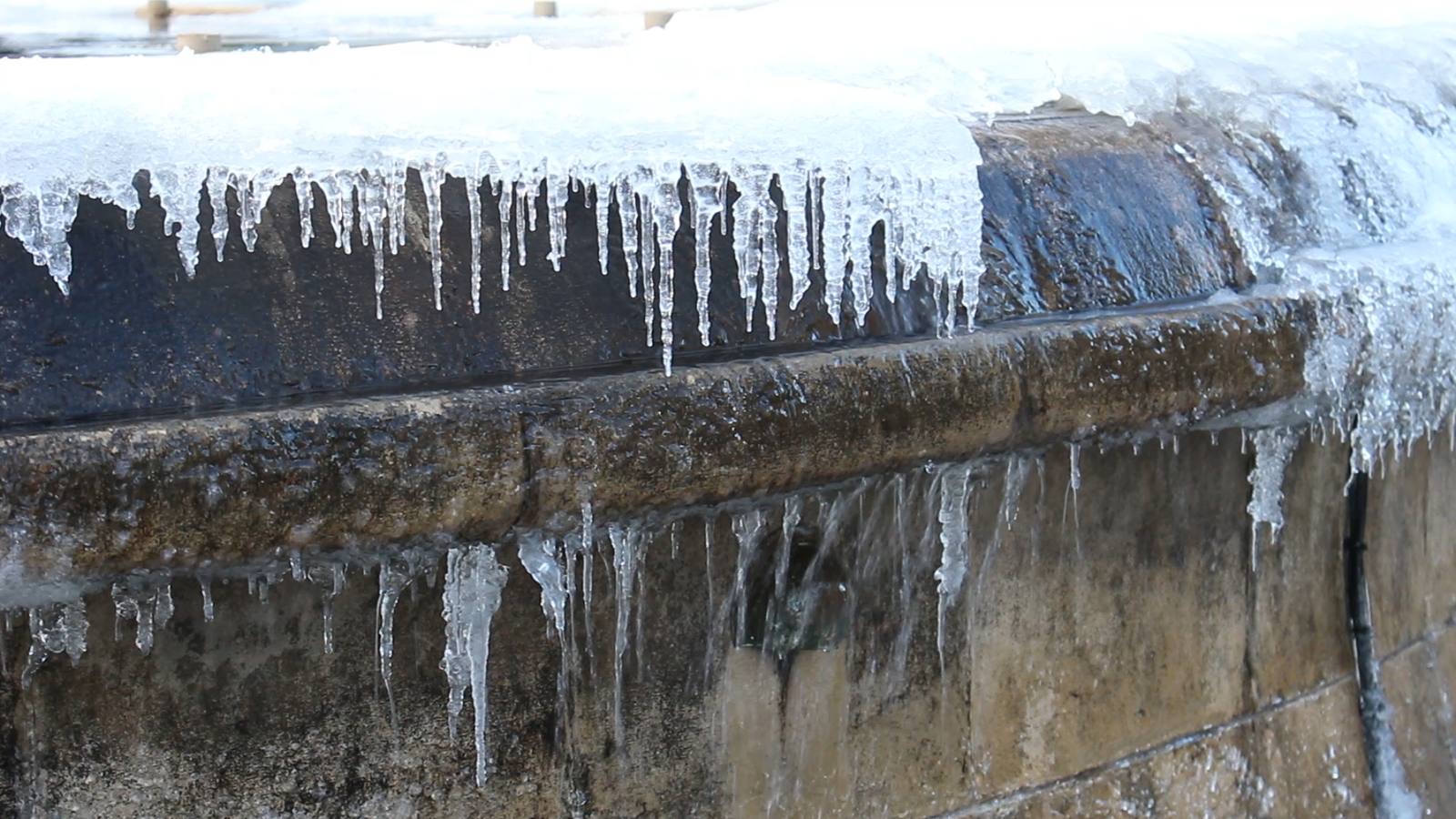 La fuente de Santo Domingo, en la capital leonesa, amaneció hoy totalmente congelada.