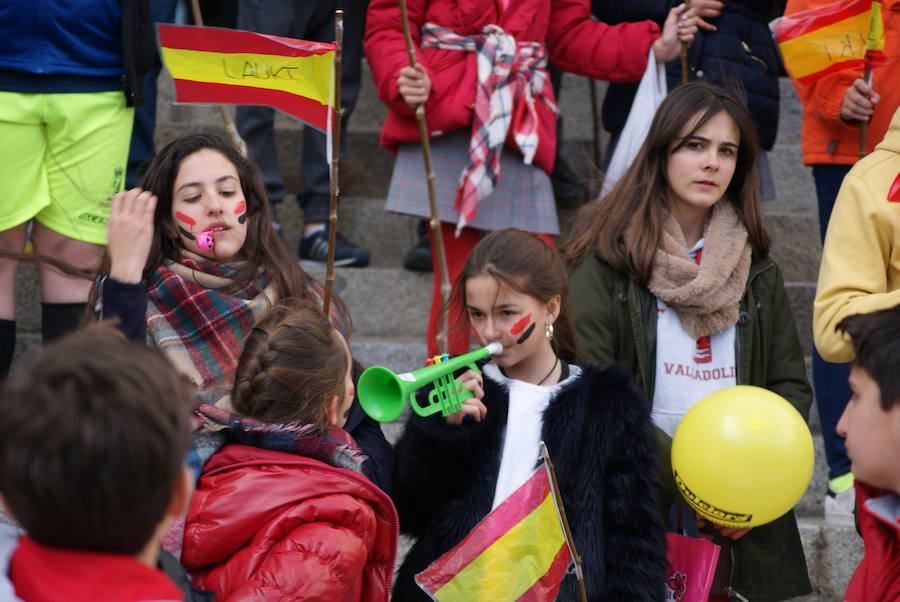 Manifestación de los niños del colegio San Agustín en contra de los cierres de Lauki y Dulciora