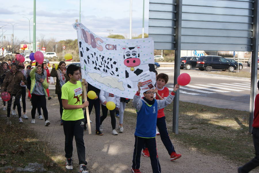 Manifestación de los niños del colegio San Agustín en contra de los cierres de Lauki y Dulciora