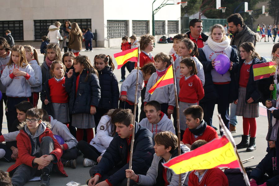 Manifestación de los niños del colegio San Agustín en contra de los cierres de Lauki y Dulciora