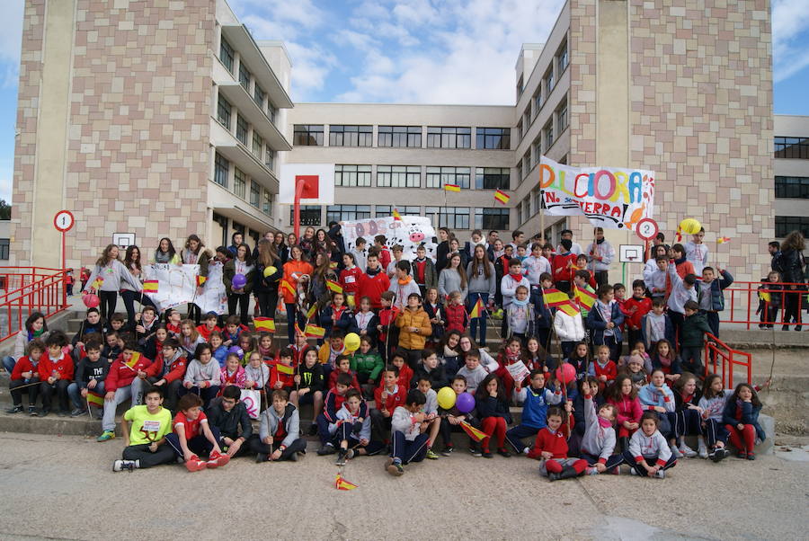 Manifestación de los niños del colegio San Agustín en contra de los cierres de Lauki y Dulciora