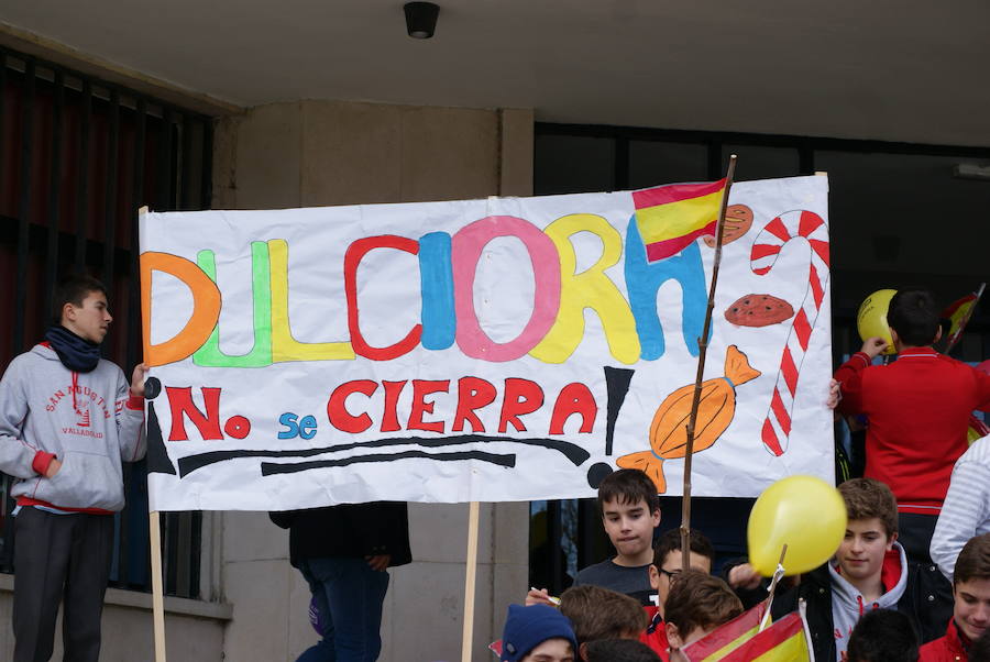 Manifestación de los niños del colegio San Agustín en contra de los cierres de Lauki y Dulciora