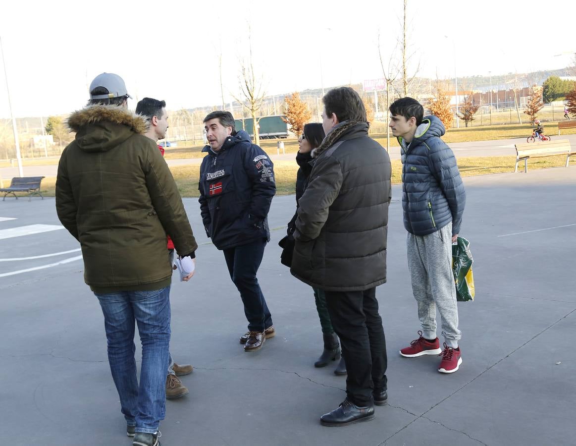 La junta gestora, esperando a que les abran la puerta de La Balastera para hacer la toma de poder.