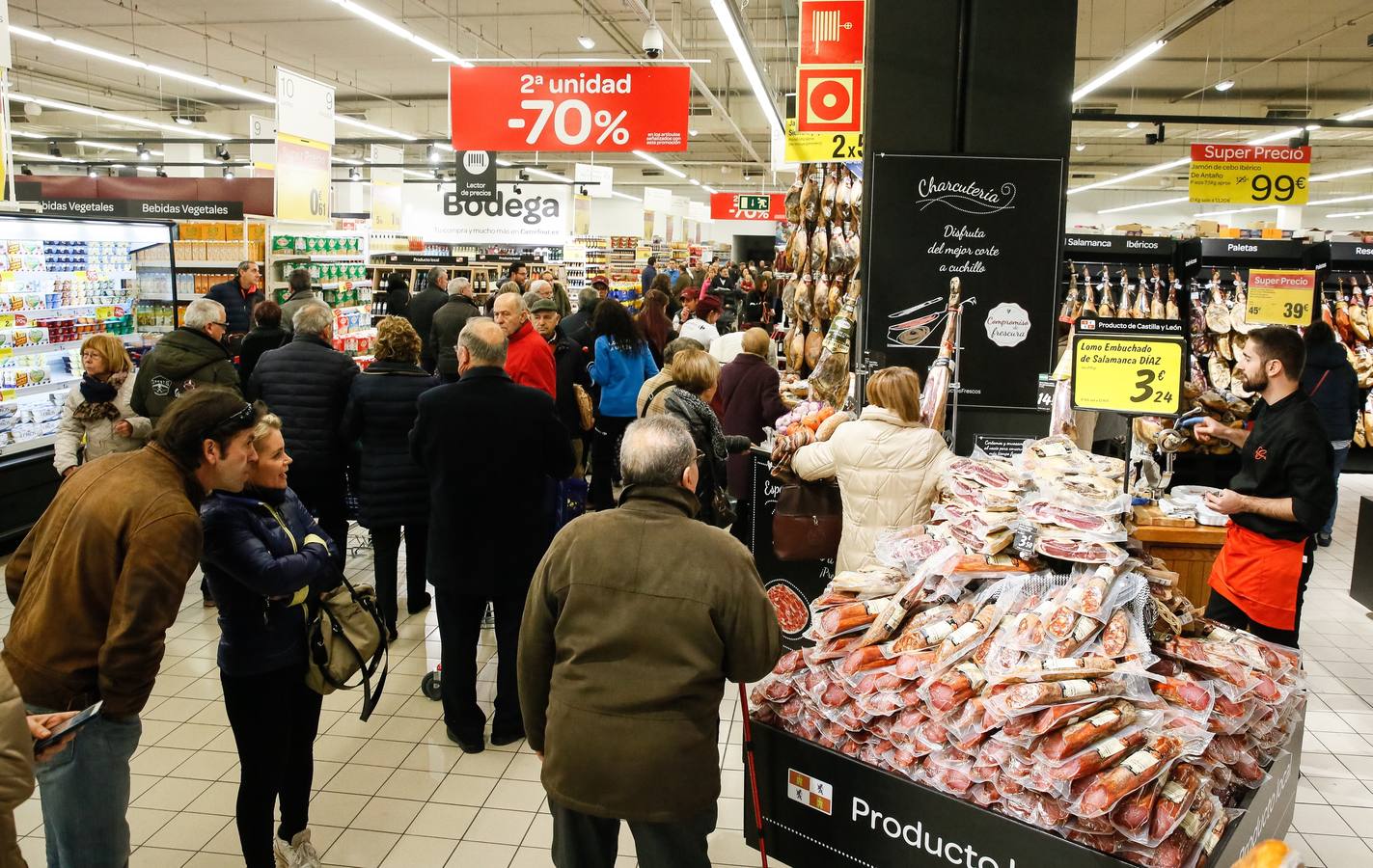 Cientos de clientes acuden el primer día de apertura del nuevo Carrefour en el centro comercial Vallsur