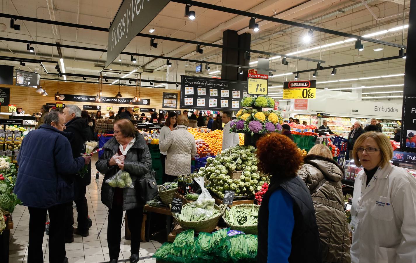 Cientos de clientes acuden el primer día de apertura del nuevo Carrefour en el centro comercial Vallsur