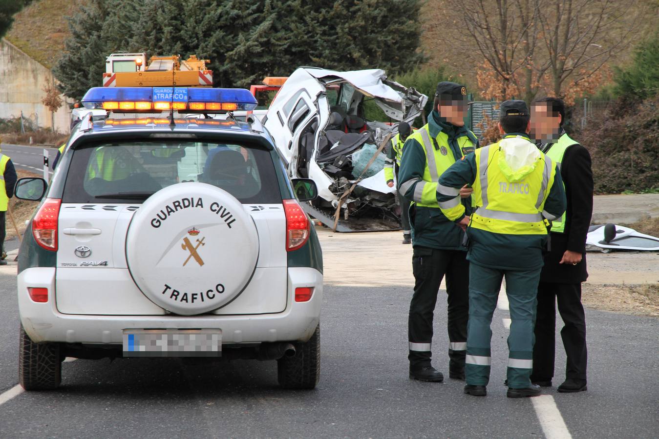 Fallece una mujer en una colisión entre un autobús y una furgoneta en Espirdo (Segovia)