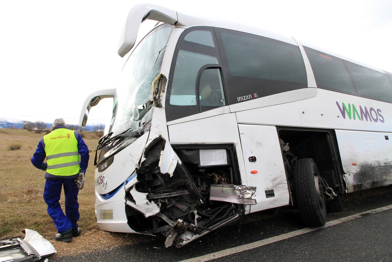 Fallece una mujer en una colisión entre un autobús y una furgoneta en Espirdo (Segovia)