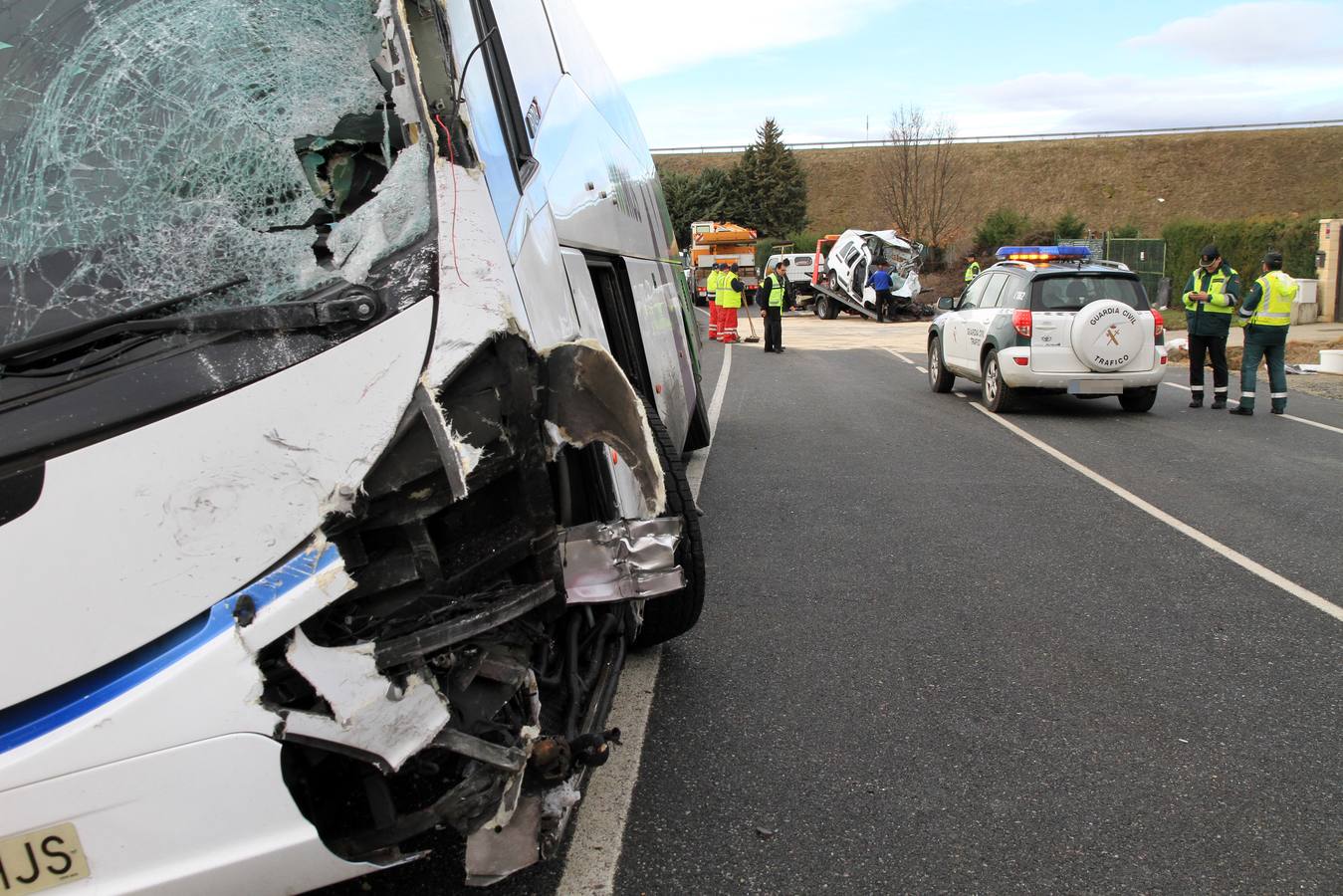 Fallece una mujer en una colisión entre un autobús y una furgoneta en Espirdo (Segovia)