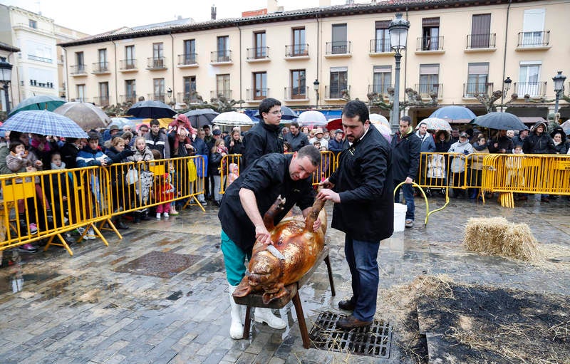 Cientos de palentinos reviven en la Plaza Mayor la matanza del cerdo