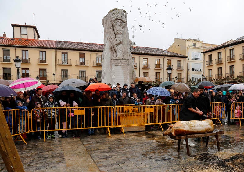 Cientos de palentinos reviven en la Plaza Mayor la matanza del cerdo